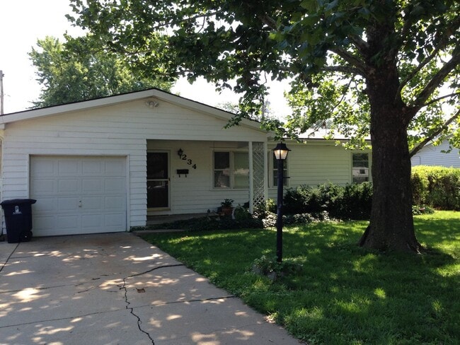 3 Bed 1 Bath W/ Garage - 3 Bed 1 Bath W/ Garage House