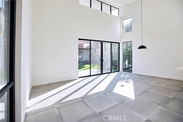 Photo - 929 E 68th St