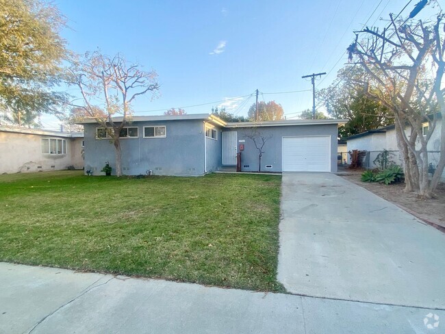 Building Photo - Three Bedroom House w/Big Backyard $3,400/...