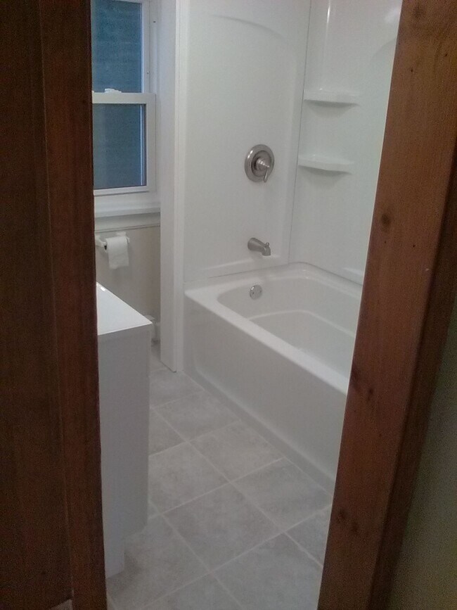 bathroom - 192 Park St Apartments Unit 1