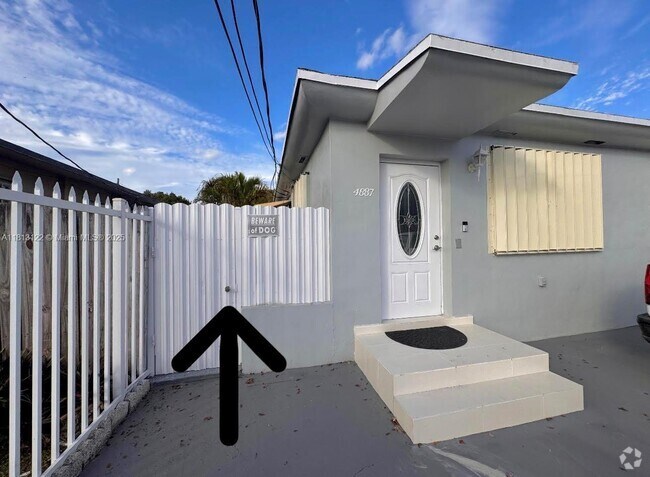 Building Photo - 4887 NW 4th St Unit 4885 Rental