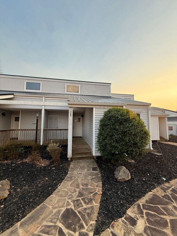 Lakefront Living at Fairfield Plantation - Lakefront Living at Fairfield Plantation