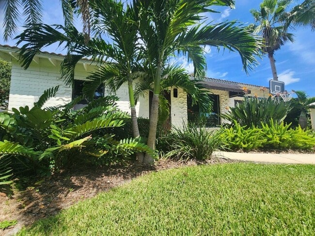 Photo - 906 2nd Ave E