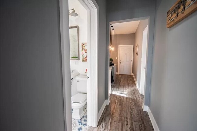Corridor - 518 N Troy St Unit 1 /1st Floor