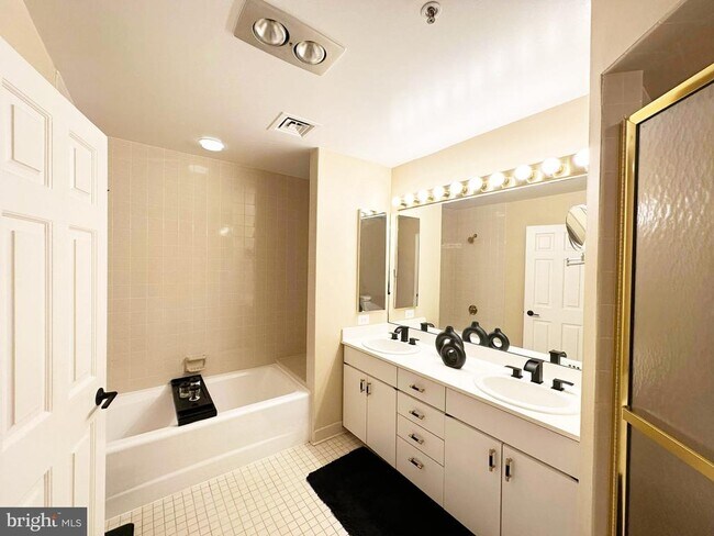 Photo - 10 E Lee St Unit 1208