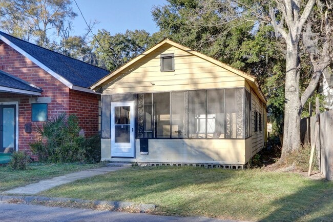 Building Photo - Cute Bungalow - great yard - Two Bedroom