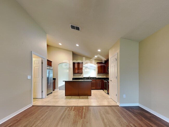 Photo - 915 Branchwood Way