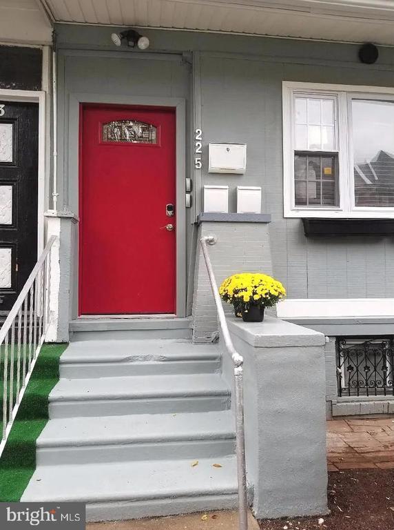 Building Photo - 225 S 49th St