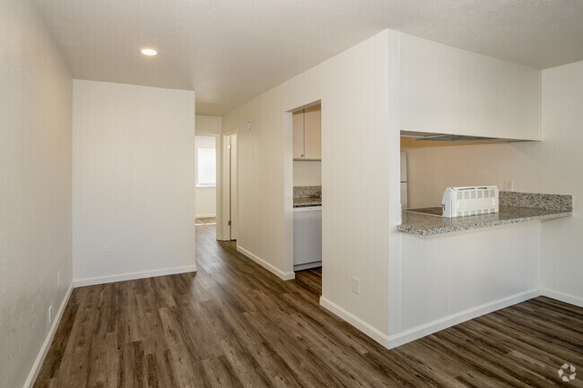 1BR, 1BA - 675SF - Dining Area