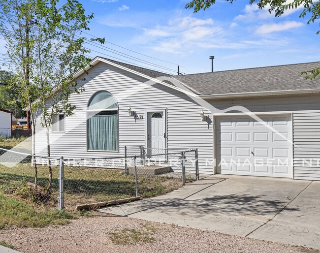 Building Photo - Prime Location - 2 bd, 2 bath, washer/drye...