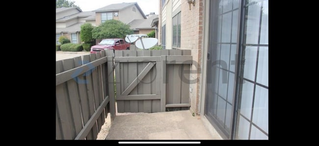 Photo - 334 W Harwood Rd