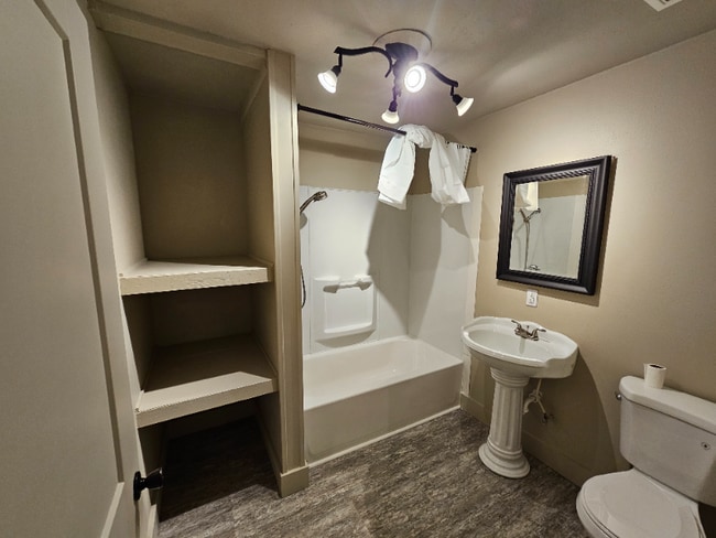 Photo - 704 NE Front St