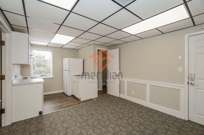 Building Photo - 1BR All utilities included! Unit 2