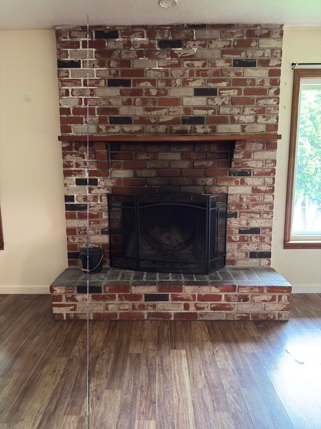 Fireplace - 2547 NE Holmes Rd
