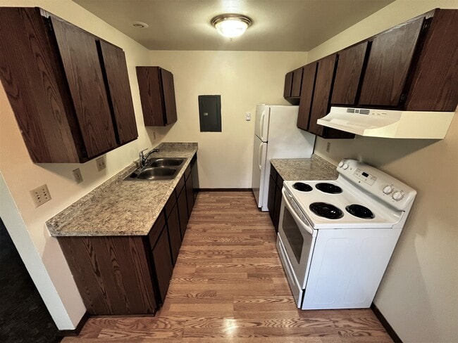 Kitchen with Dishwasher - 914-16 N Oak St