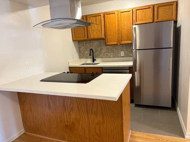 Building Photo - Spacious & Stylish 1-Bedroom Condo in the ... Unit 410