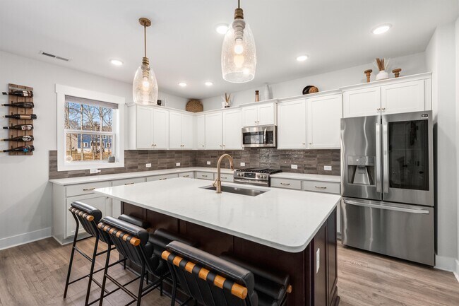 Photo - 420 Meandering Wy