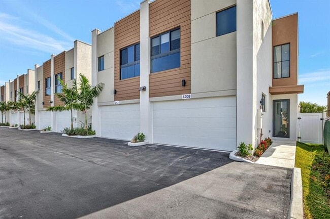 Building Photo - 4208 NE 7th Terrace