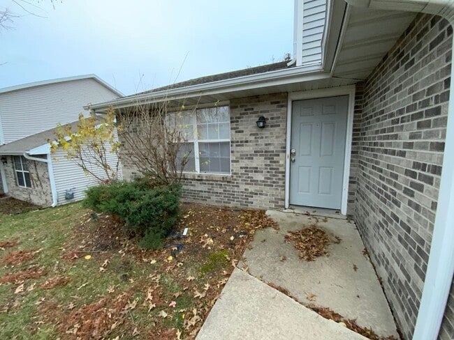 Building Photo - 3570-3572 Prescott Dr Unit 3570 Rental
