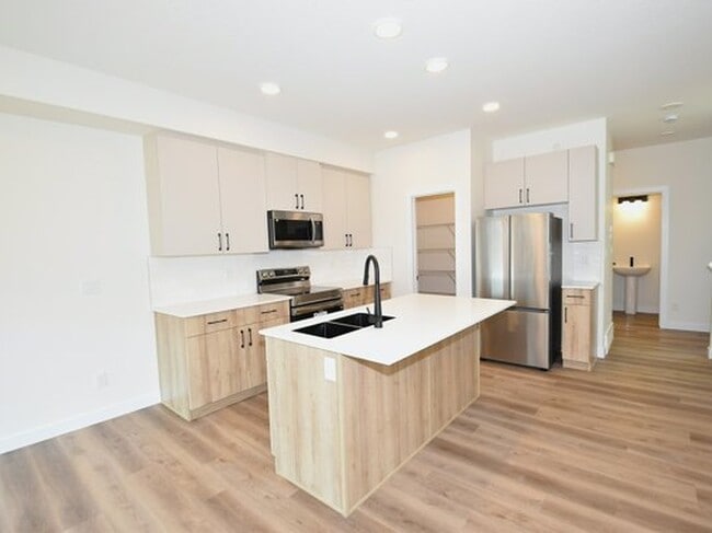 Building Photo - 2119-2115 5 Ave SW Unit 2119