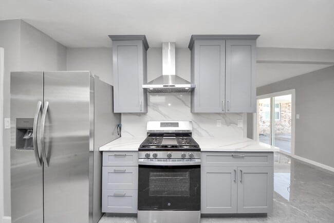 Photo - 7718 Romney Rd