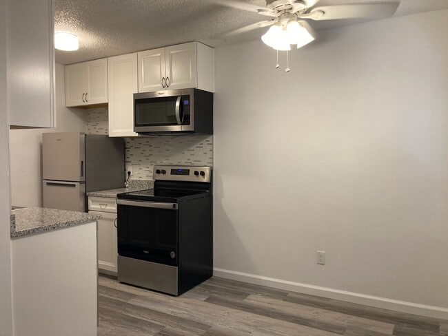 Recently Renovated 1BR! Lovely Kitchen, Ba... - Recently Renovated 1BR! Lovely Kitchen, Ba... House