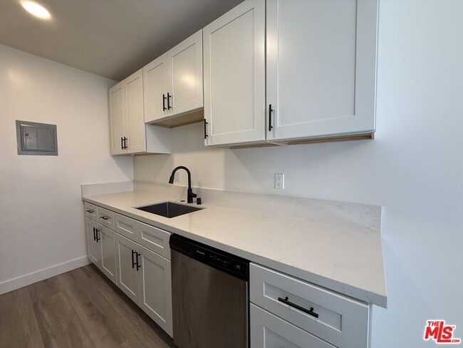 Building Photo - 3707 S Canfield Ave Unit 5