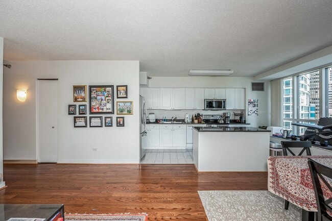 Photo - 512 N McClurg Ct Unidad 504