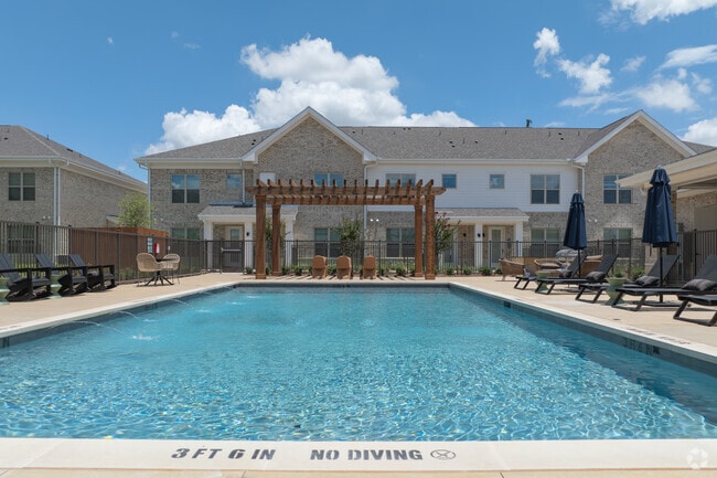 Dos piscinas estilo resort - Marlowe Wellington