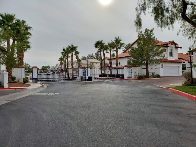 Photo - A Beautiful Town Home around the Spring Va...
