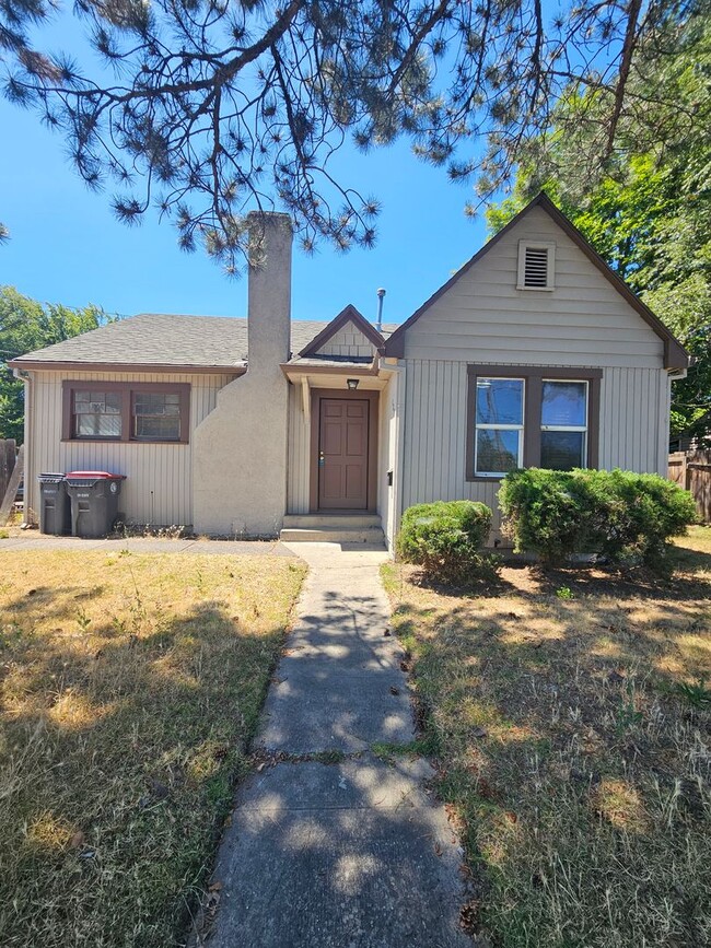 Building Photo - Charming 2 Bedroom Home!