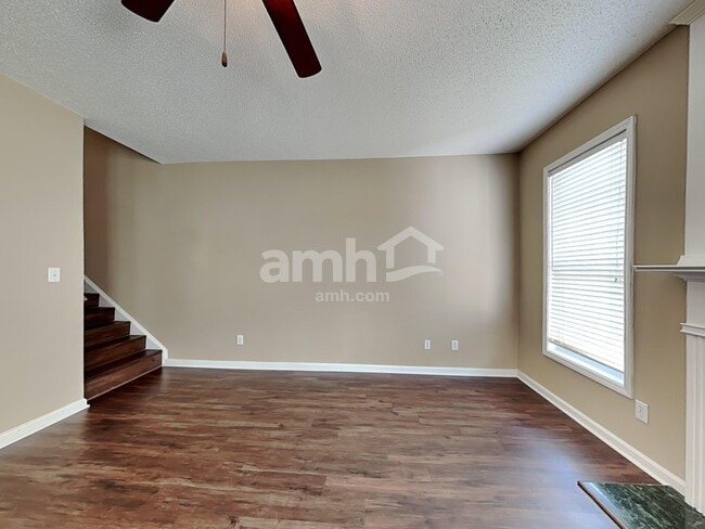 Photo - 812 Andora Way SW