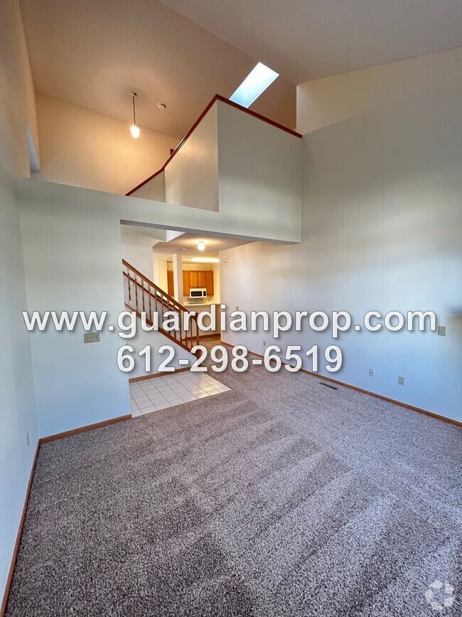 Building Photo - End Unit Woodbury Townhouse Available Now,...