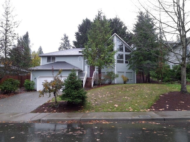 Building Photo - Fantastic HUGE Remodeled 4 Bedroom Home Wi...