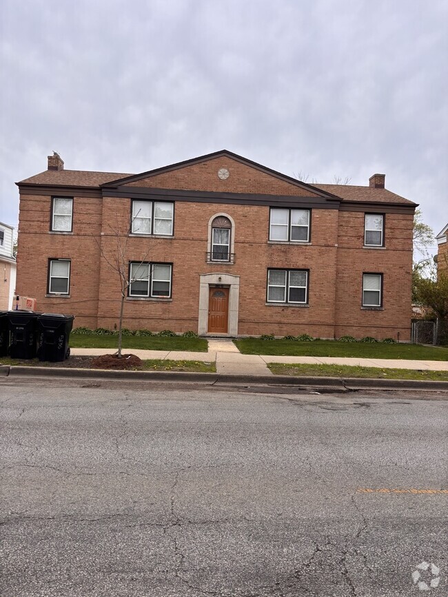 Building Photo - 5133 W Addison St Rental