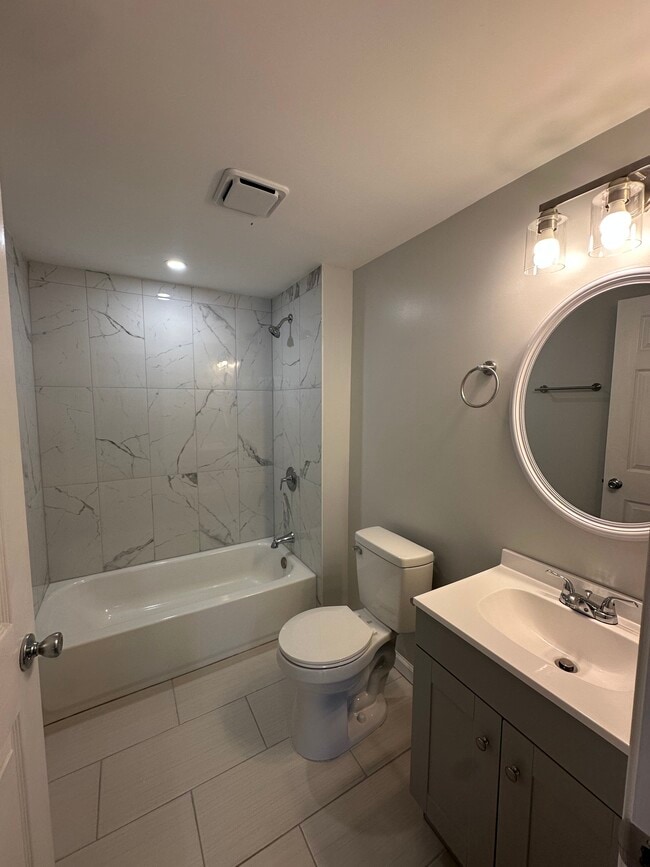 Building Photo - 407 Moir St Unit 3