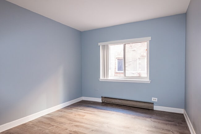 Photo - 3723 N Pine Grove Ave Unidad E3