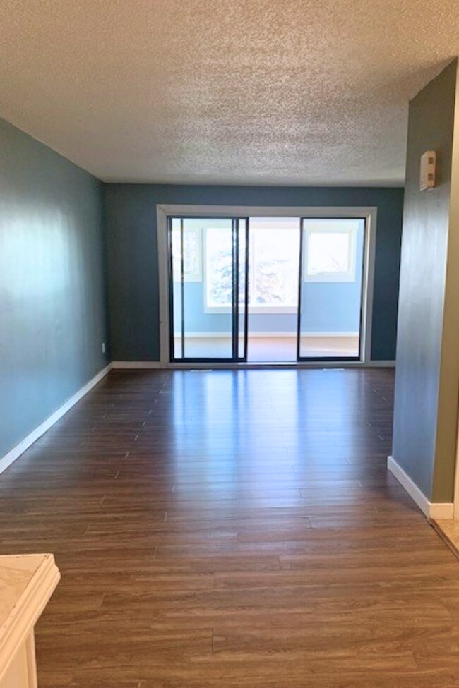 Photo - 10420-10100 100 Ave.