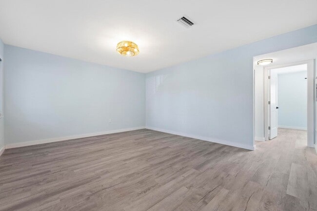 Photo - GORGEOUS FULLY RENOVATED 1st FLOOR 2 BEDROOM 1 BATHROOM CONDO LOCATED JUST 5 MINUTES FROM VENICE ... Unit # 107