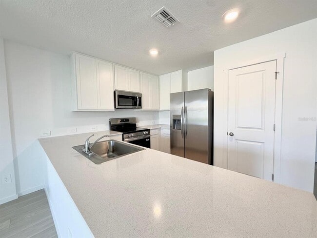 836 Lynx St
