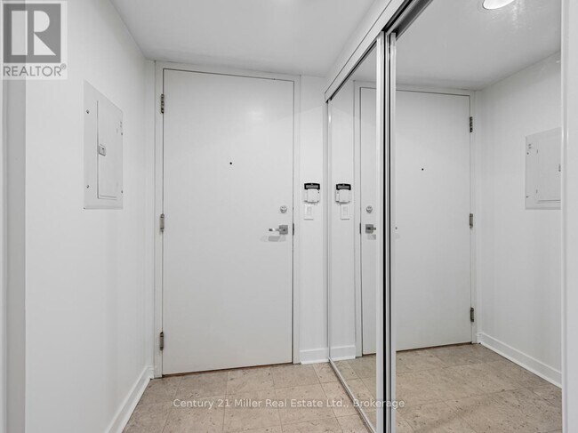 Photo - 230 Queens Quay W