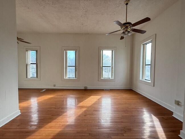 Photo - MINUTES FROM PURDUE...Upstairs 3 Bed 2 Bat... Unit Apt 3