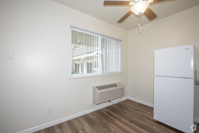 1BR, 1BA - 420SF - Dining Room