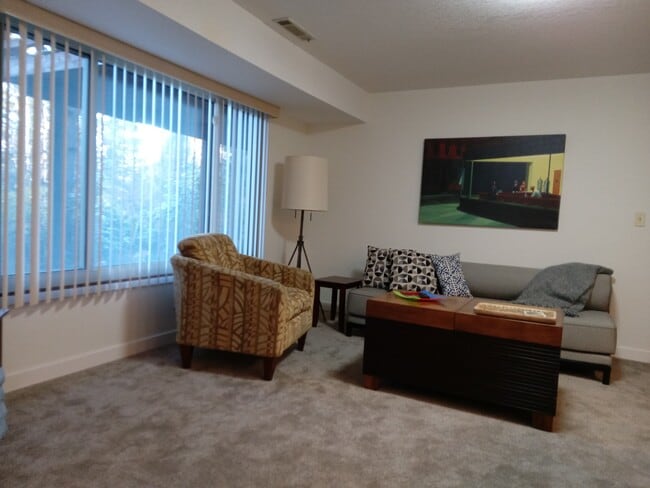 Building Photo - 2307 NW Juniper St Unit #2