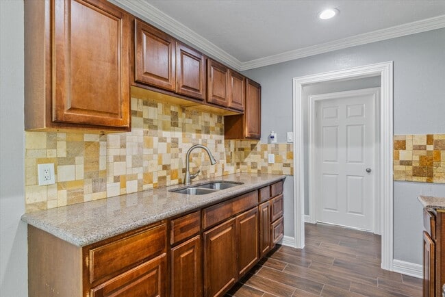 Photo - 6742 Feldspar St