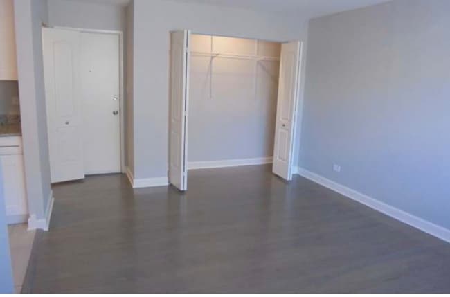 Photo - 7120 N Sheridan Rd