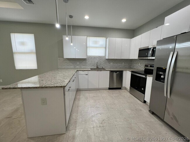 Photo - 227 N E St