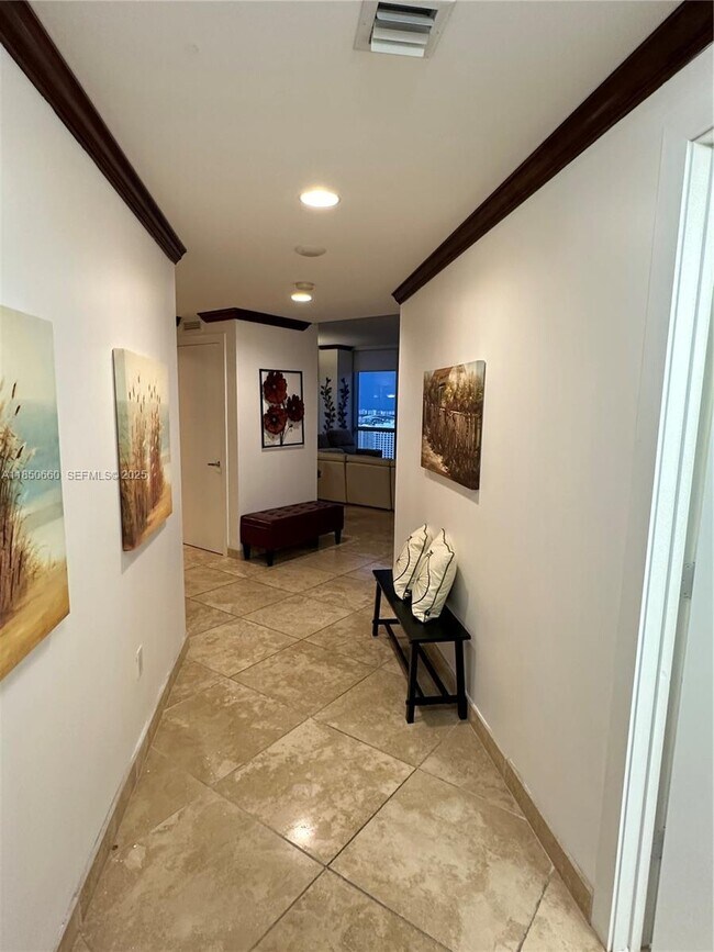 Building Photo - 1060 Brickell Ave Unit 3001