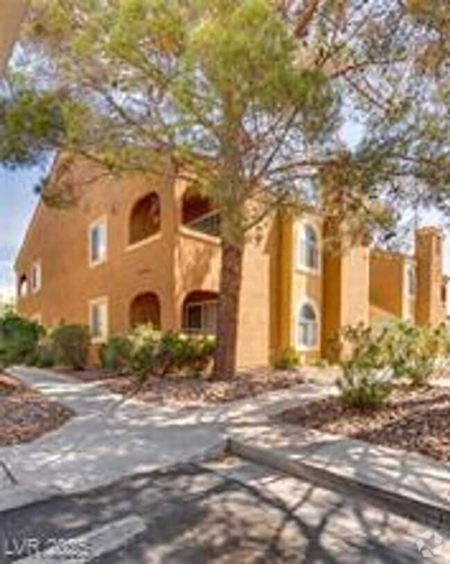 Building Photo - 2 bedroom 2 bath Ready to called home!