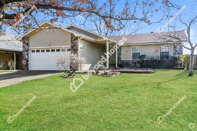 Building Photo - Beautiful 3 Bedroom 2 Bathroom House - Rea...